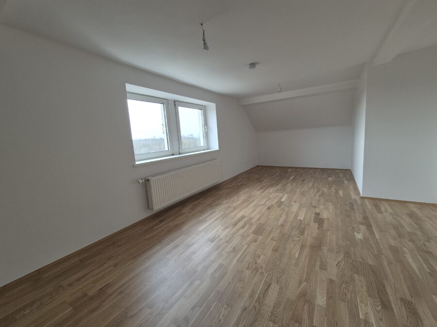 Charmante Altbau-Mansarden-Wohnung mitten in Ebelsberg geeignet für Singles oder Paare im 3. Stock **kein Lift** **1 Monat mietzinsfrei** - 20260309_Wohnzimmer