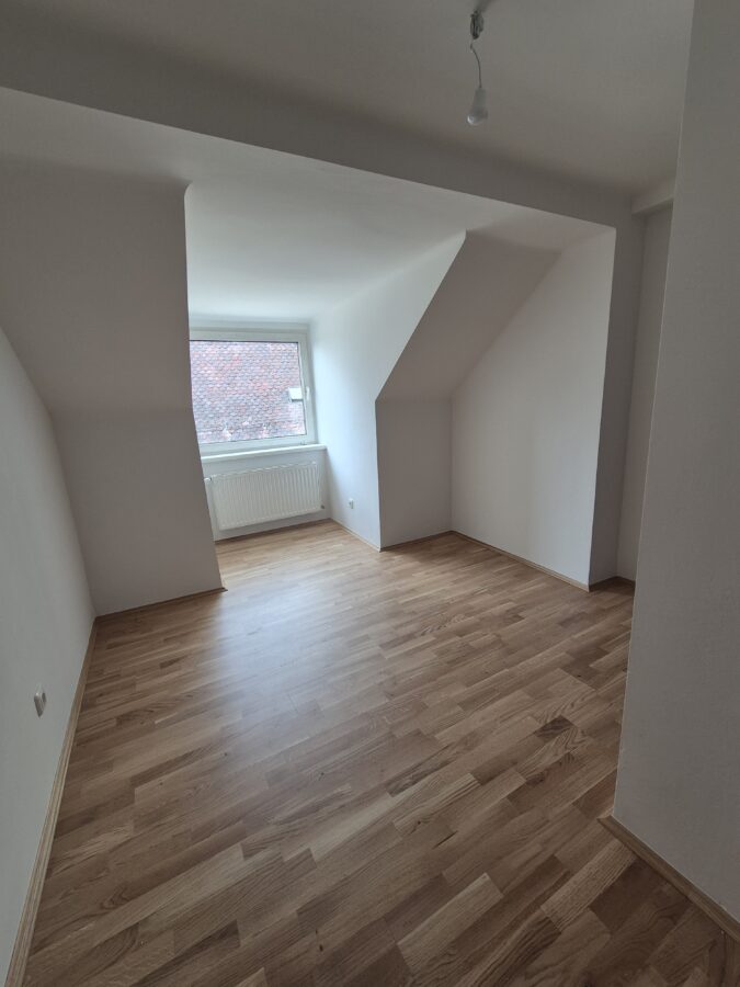 Charmante Altbau-Mansarden-Wohnung mitten in Ebelsberg geeignet für Singles oder Paare im 3. Stock **kein Lift** **1 Monat mietzinsfrei** - 20260309_Kinderzimmer 2
