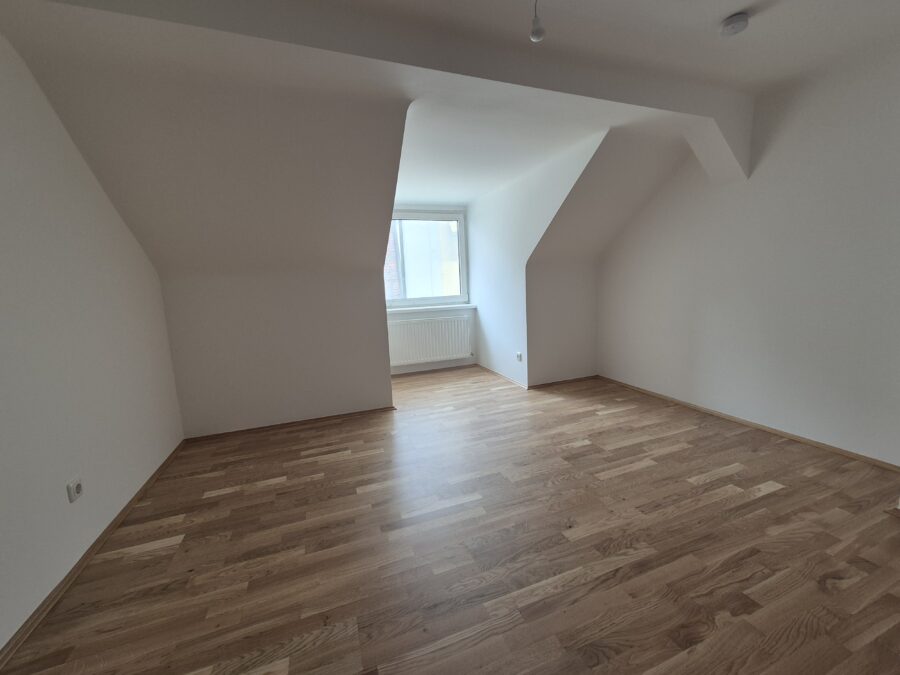 Charmante Altbau-Mansarden-Wohnung mitten in Ebelsberg geeignet für Singles oder Paare im 3. Stock **kein Lift** **1 Monat mietzinsfrei** - 20260309_Schlafzimmer