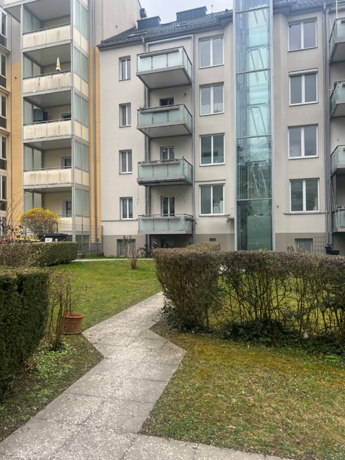 Schöne großzügig aufgeteilte 2-Raum-Wohnung mit Balkon im 1. Stock direkt beim Südbahnhofmarkt **Lift** - 12