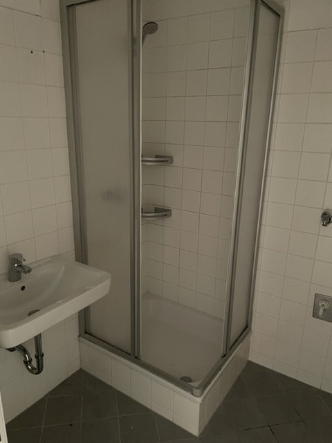 2 Raum-Wohnung mit Loggia in ruhiger Lage im 1. Stock **Lift** - Bad