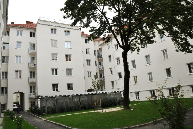 Singlewohnung mit kleiner Loggia und guter Anbindung an das Öffentliche Verkehrsnetz im 2. Stock **Lift** - Innenhof