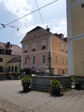 Charmante Altbau-Mansarden-Wohnung mitten in Ebelsberg geeignet für Singles oder Paare im 3. Stock **kein Lift** **1 Monat mietzinsfrei**, 4030 Linz, Wohnung