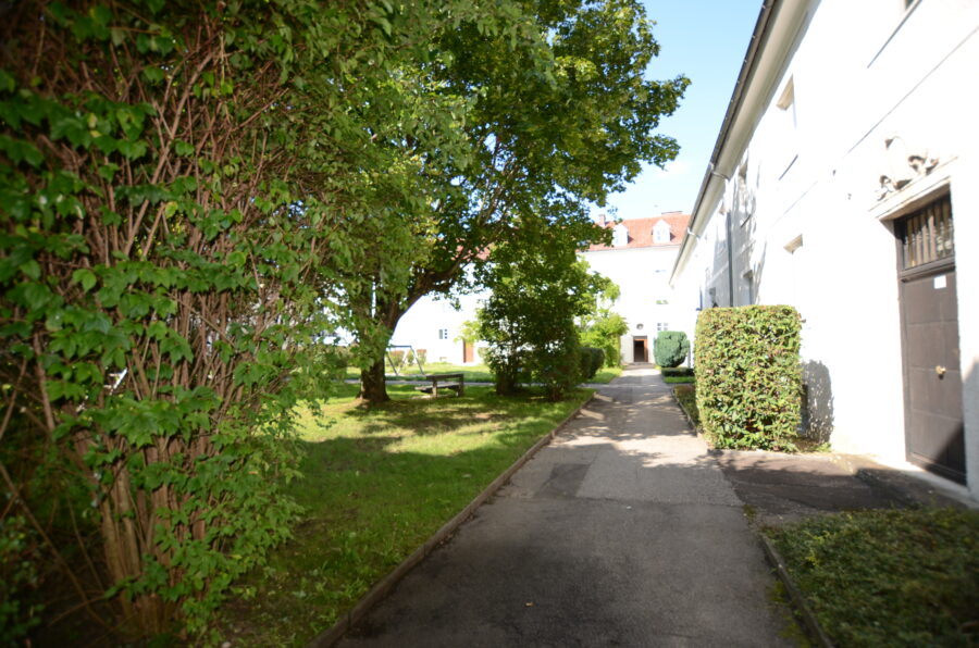 Großzügige helle 2 Raum-Wohnung im Erdgeschoß in ruhiger Lage **bei den Bildern handelt es sich um Einrichtungsbeispiele** - Innenhof (2)