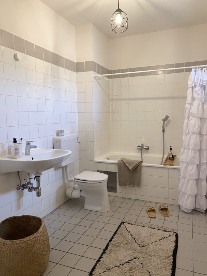 Schöne Singlewohnung mit extra Küche, großes Wohn-Schlafzimmer sowie fix zugeordneter PKW-Abstellplatz - Bad