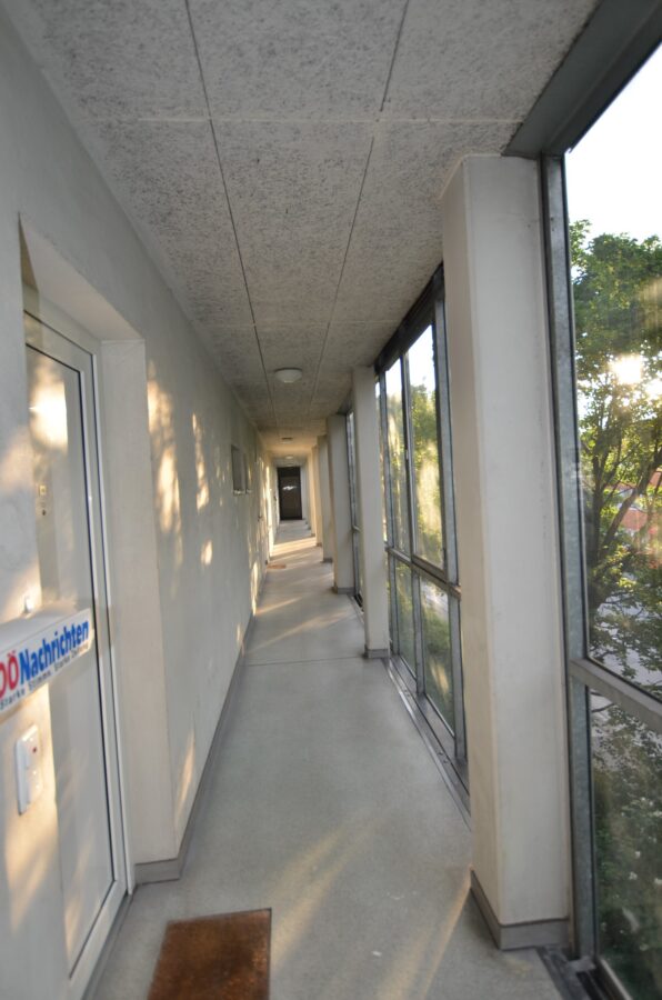 Schöne Singlewohnung mit extra Küche, großes Wohn-Schlafzimmer sowie fix zugeordneter PKW-Abstellplatz - Laubengang