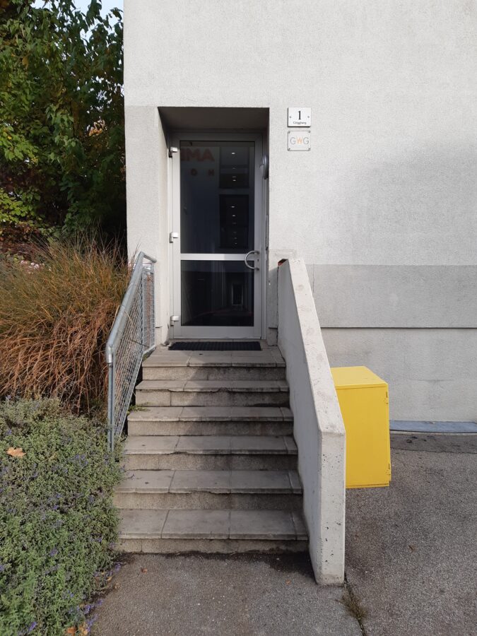 Schöne Singlewohnung mit extra Küche, großes Wohn-Schlafzimmer sowie fix zugeordneter PKW-Abstellplatz - Hausansicht