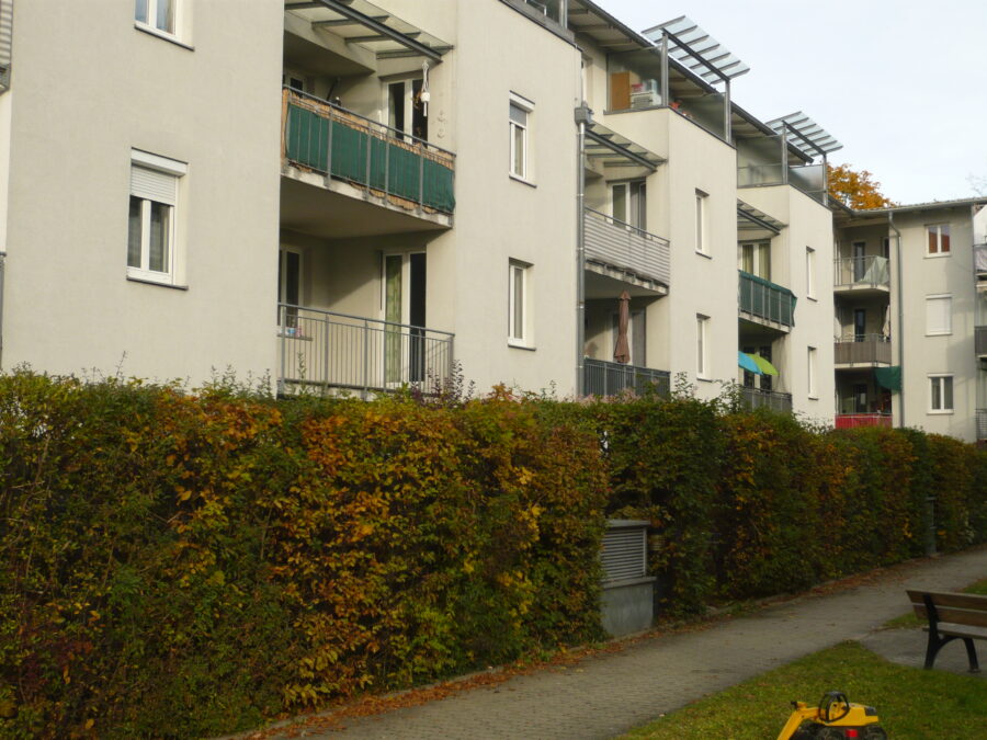 Schöne Singlewohnung mit extra Küche, großes Wohn-Schlafzimmer sowie fix zugeordneter PKW-Abstellplatz - Innenhof