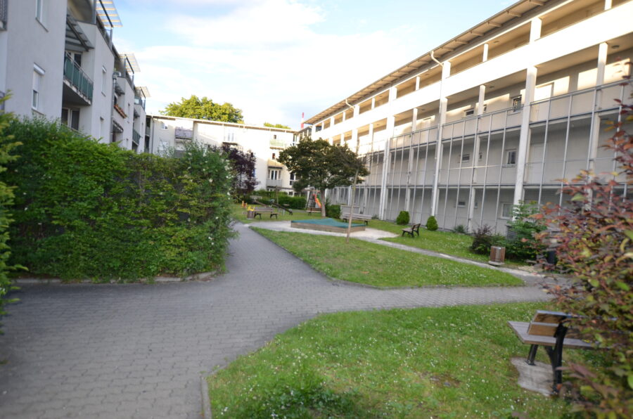 Schöne Singlewohnung mit extra Küche, großes Wohn-Schlafzimmer sowie fix zugeordneter PKW-Abstellplatz - Innenhof