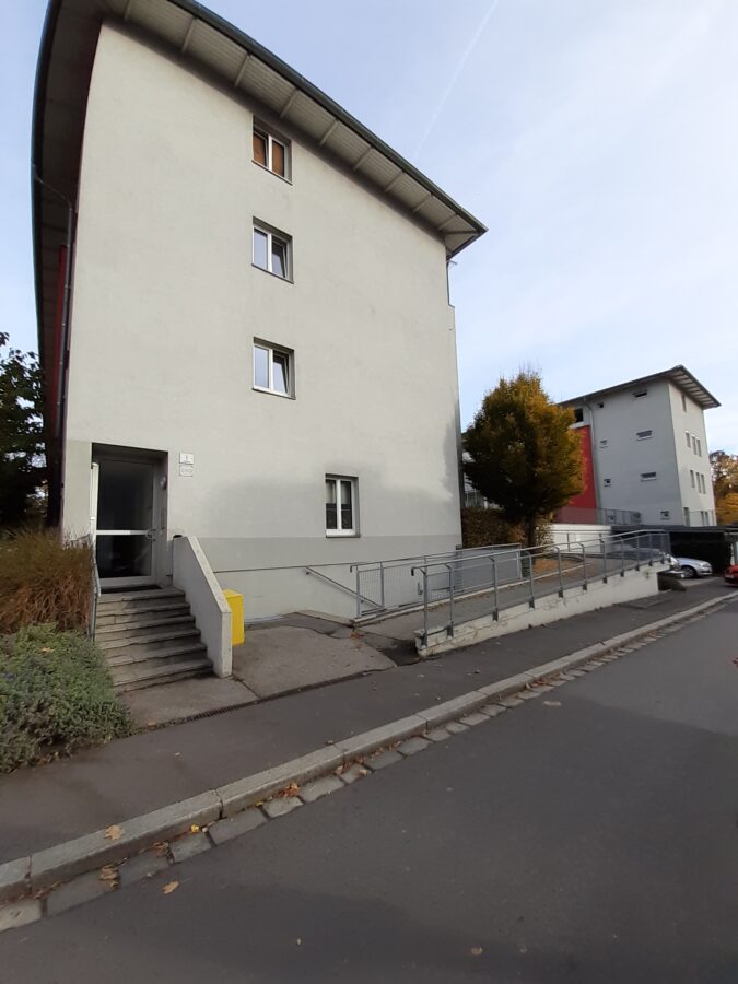 Schöne Singlewohnung mit extra Küche, großes Wohn-Schlafzimmer sowie fix zugeordneter PKW-Abstellplatz - Hausansicht