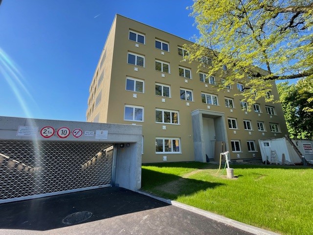 Barrierefrei erreichbare 3-Zimmer-Neubauwohnung mit Loggia im 1ten Stock mit Lift und fix zugeordnetem Tiefgaragenabstellplatz *Übergabetermin 22.05.2024* - Vorderansicht Haus