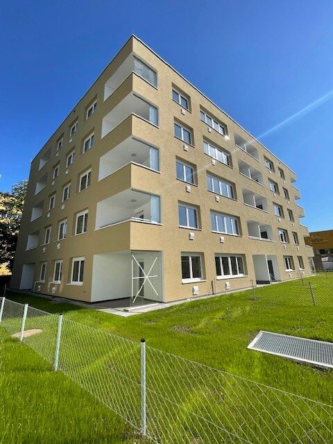 Barrierefrei erreichbare 3-Zimmer-Neubauwohnung mit Loggia im 1ten Stock mit Lift und fix zugeordnetem Tiefgaragenabstellplatz *Übergabetermin 22.05.2024* - Hausansicht Rückseite