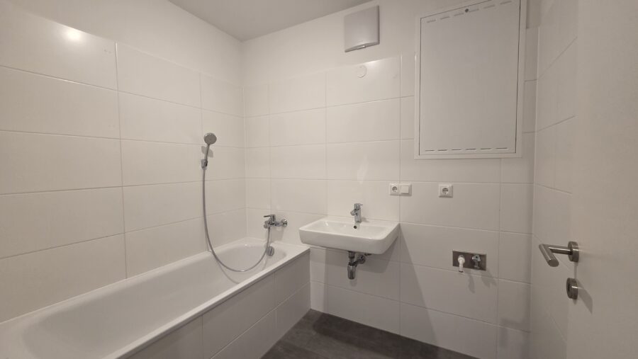 Barrierefrei erreichbare 3-Zimmer-Neubauwohnung mit Loggia im 1ten Stock mit Lift und fix zugeordnetem Tiefgaragenabstellplatz *Übergabetermin 22.05.2024* - 20260407_095600