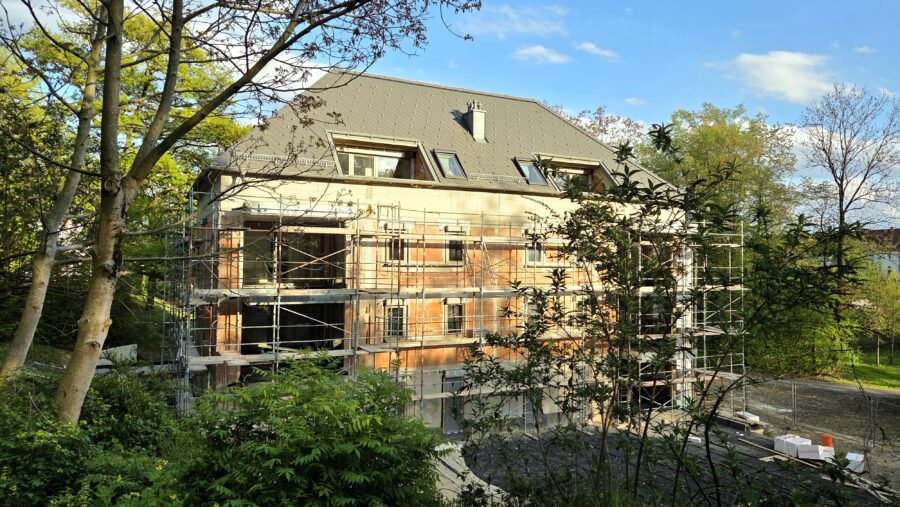 Ruhiges Wohnen ganz oben – Neubau im Grünen mit besonderem Dachgeschoss-Charakter - Top 6 - GWG_Am_alten_Feldweg_Ansicht_hinten