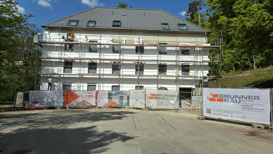 Ruhiges Wohnen ganz oben – Neubau im Grünen mit besonderem Dachgeschoss-Charakter - Top 6 - GWG_Am_alten_Feldweg_Ansicht_vorne (1)
