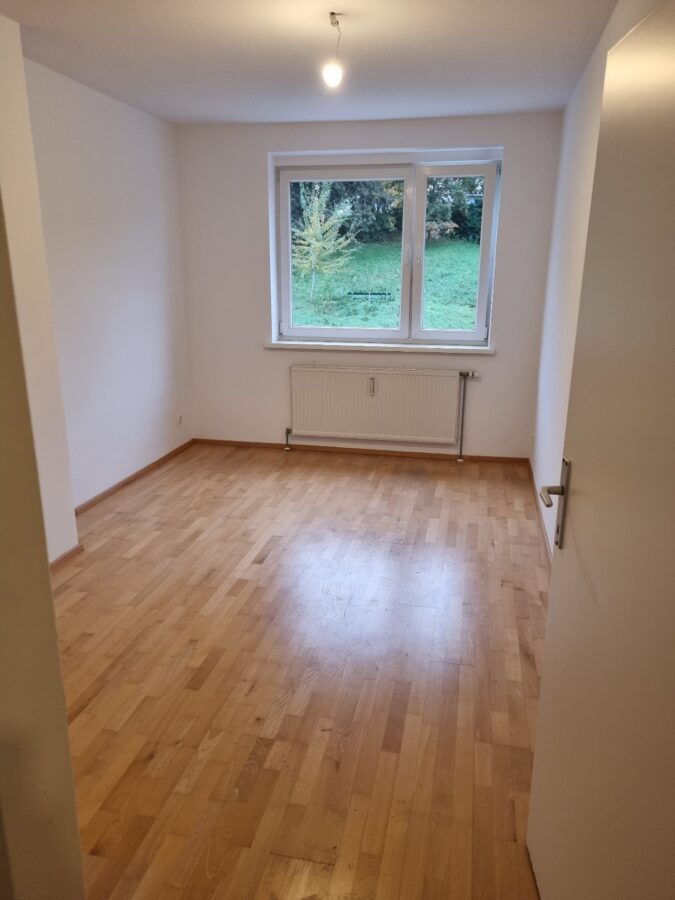 3 Raum Wohnung mit großer Loggia im 4ten Stock, Badezimmer und WC sind getrennt untergebracht. - Wank78_Kizi