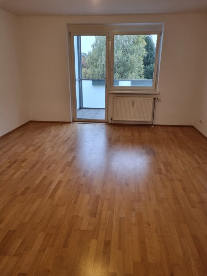 3 Raum Wohnung mit großer Loggia im 4ten Stock, Badezimmer und WC sind getrennt untergebracht. - Wank78_Wozi