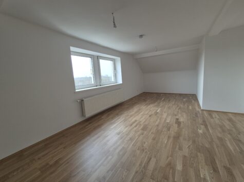 Charmante 4-Zimmer Altbau-Mansarden-Wohnung mitten in Ebelsberg im 3. Stock *kein Lift*, 4030 Linz, Wohnung