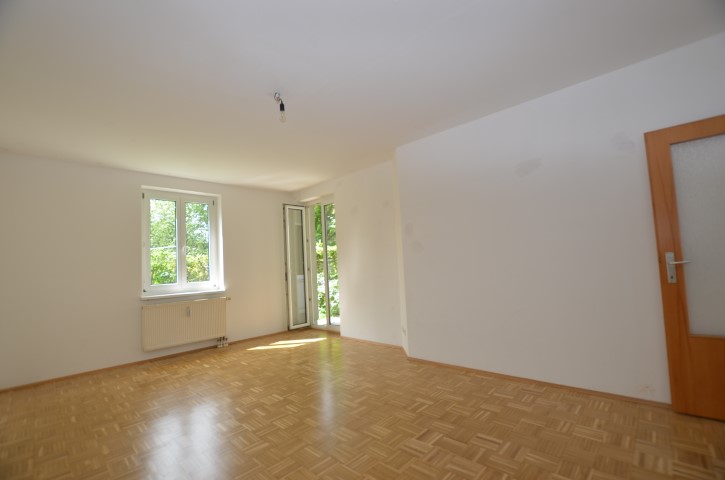 3-Raum-Wohnung mit Loggia und PKW-Abstellplatz - Wohn-/Esszimmer
