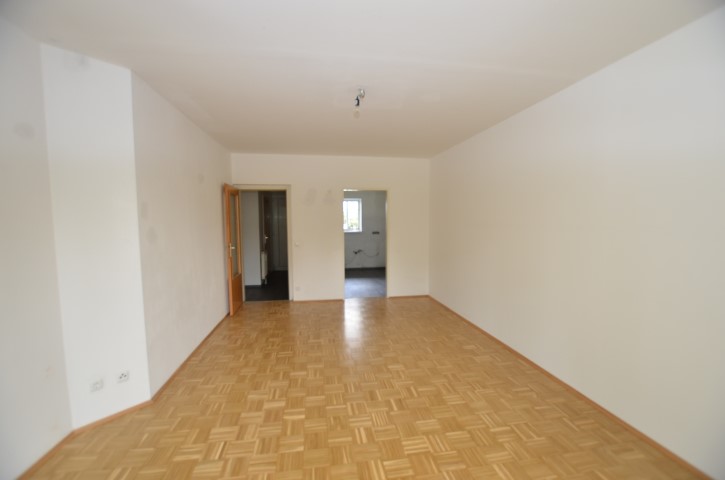 3-Raum-Wohnung mit Loggia und PKW-Abstellplatz - Wohn-/Esszimmer 2
