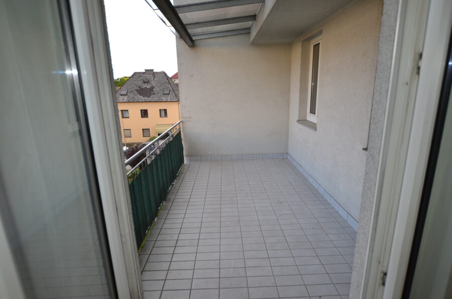 3-Raum-Wohnung mit Loggia und PKW-Abstellplatz - Loggia