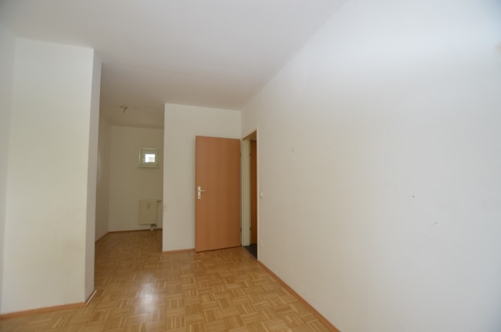 3-Raum-Wohnung mit Loggia und PKW-Abstellplatz *nur mit GWG Anmeldung* - Schlafzimmer mit Schrankraum