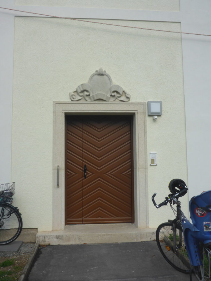 2-Zimmer-Wohnung mit großzügigem Schlafzimmer - Hauszugang