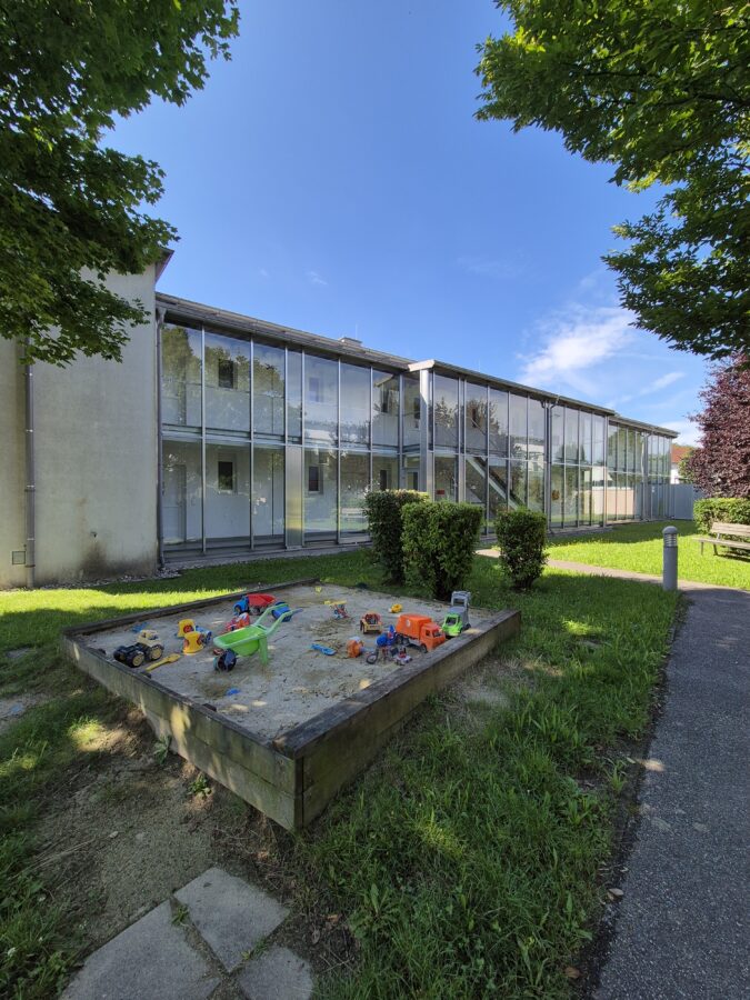 2-Zimmer-Wohnung mit separater Küche & Loggia - 20250730_Haus vom Hof aus