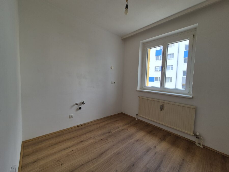 Gut geschnittene 2-Zimmer-Wohnung mit Loggia & Kellerabteil - 20260703_Küche