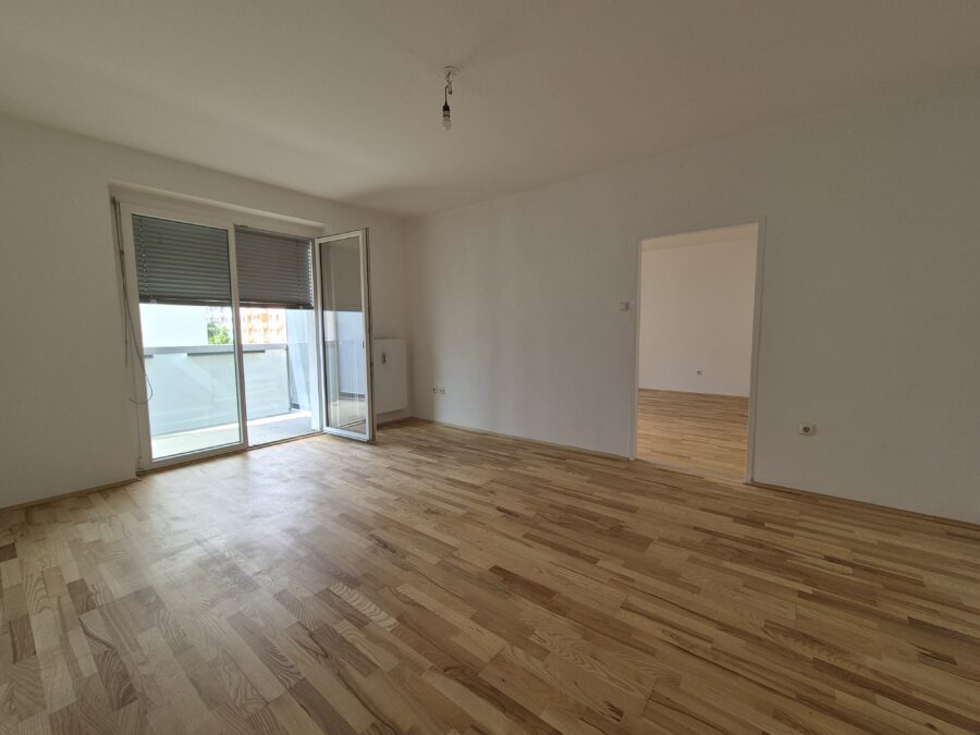 Gut geschnittene 2-Zimmer-Wohnung mit Loggia & Kellerabteil - 20260703_Wohnzimmer