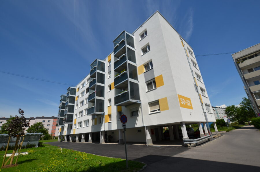 Gut geschnittene 2-Zimmer-Wohnung mit Loggia & Kellerabteil - Hausansicht