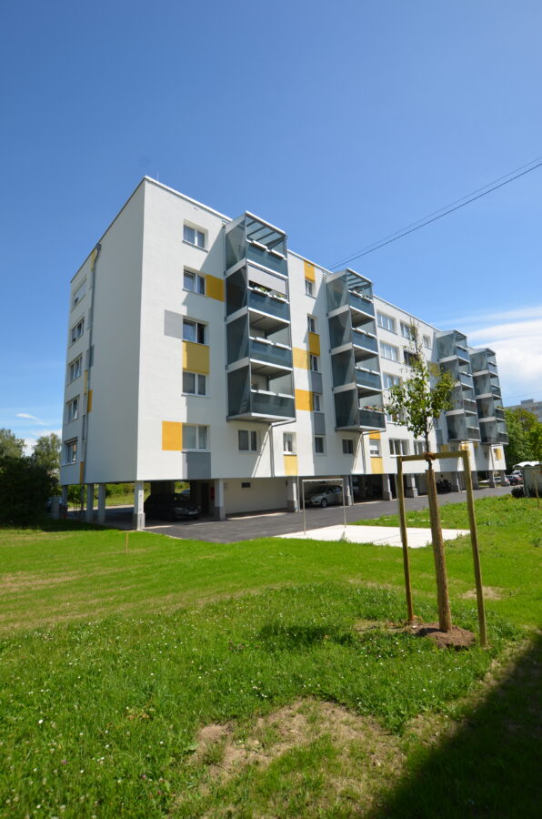 Gut geschnittene 2-Zimmer-Wohnung mit Loggia & Kellerabteil - Hausansicht