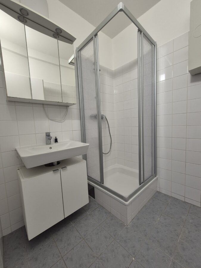 3-Zimmer-Wohnung mit Loggia & Kellerabteil - 20260703_Bad
