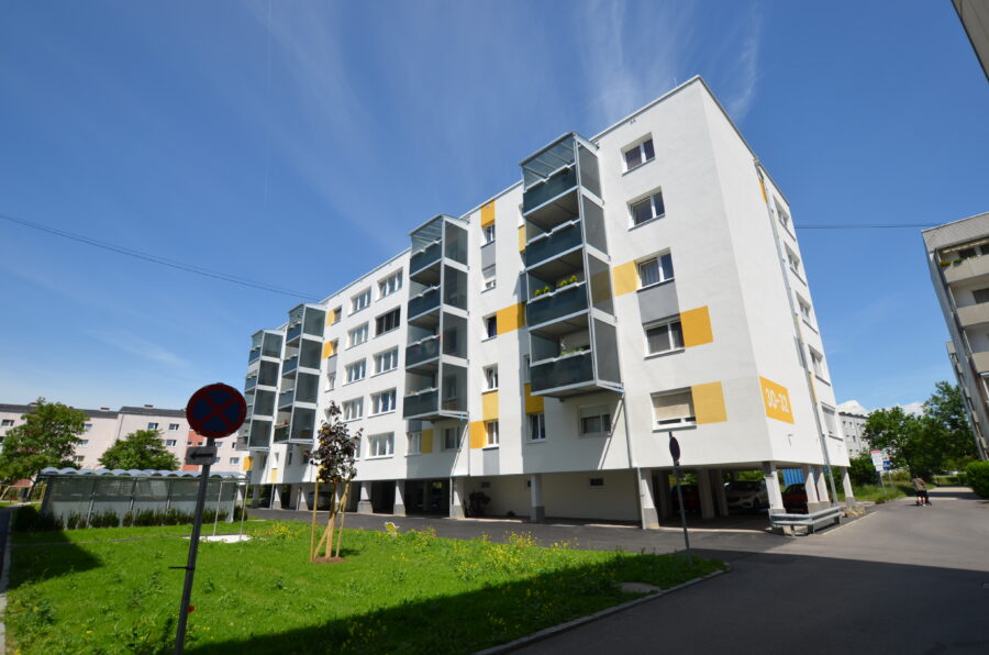 Gut geschnittene 2-Zimmer-Wohnung mit Loggia & Kellerabteil - Hausansicht