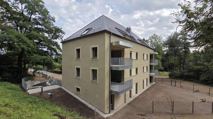 Ruhiges Wohnen ganz oben – Neubau im Grünen mit besonderem Dachgeschoss-Charakter - Top 6 - GWG_Am_alten_Feldweg_Seitenansicht