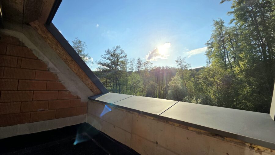 Ruhiges Wohnen ganz oben – Neubau im Grünen mit besonderem Dachgeschoss-Charakter - Top 6 - GWG_Am_alten_Feldweg_Loggia_Grünblick