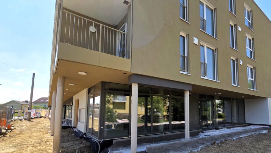 Ebenerdiges Neubau-Geschäftslokal in Linz-Ebelsberg – ideal für Büro, Praxis, Dienstleistung oder Handel - GWG_Kremsmünsterer_STraße_38_Aussenansicht_GL_2
