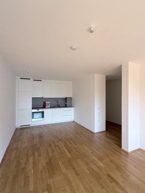 Altersgerechtes Wohnen in Linz-Spallerhof – 70 m² mit Loggia - Wohnzimmer mit Küche