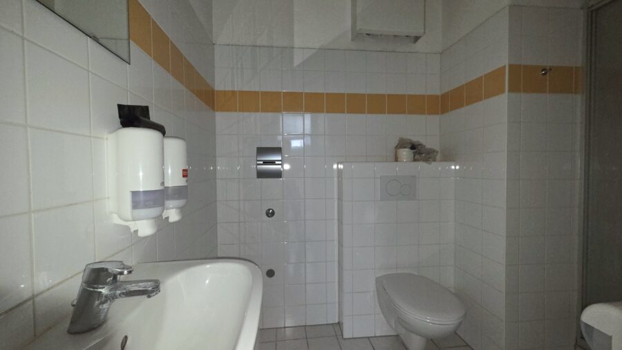 Vielseitige Gewerbefläche in Linz-Kleinmünchen – ideal für Studio, Praxis oder Schulung - 20260812_082153