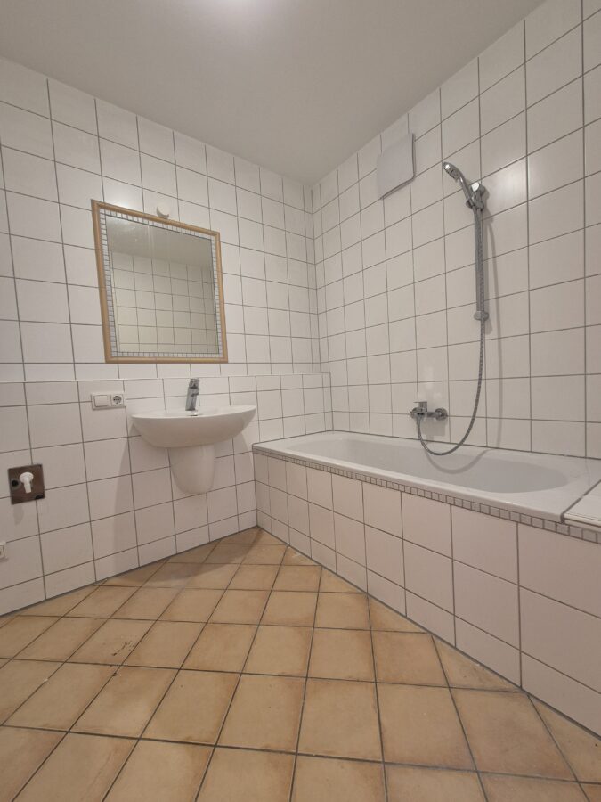 2-Zimmer-Wohnung mit Loggia und separater Küche - 20260915_Bad
