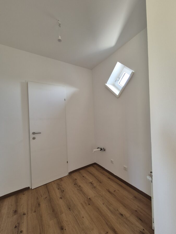 Geräumiges Zuhause mit 3 Zimmern und Loggia - 20260915_Küche mit Abstellraum