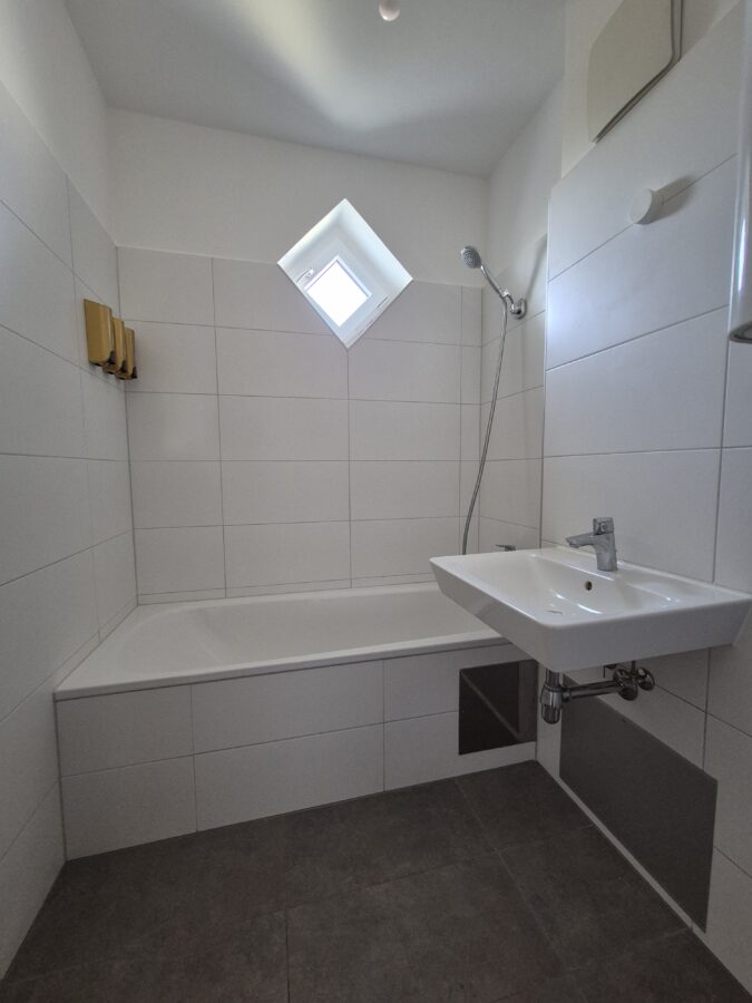 Geräumiges Zuhause mit 3 Zimmern und Loggia - 20260915_Bad