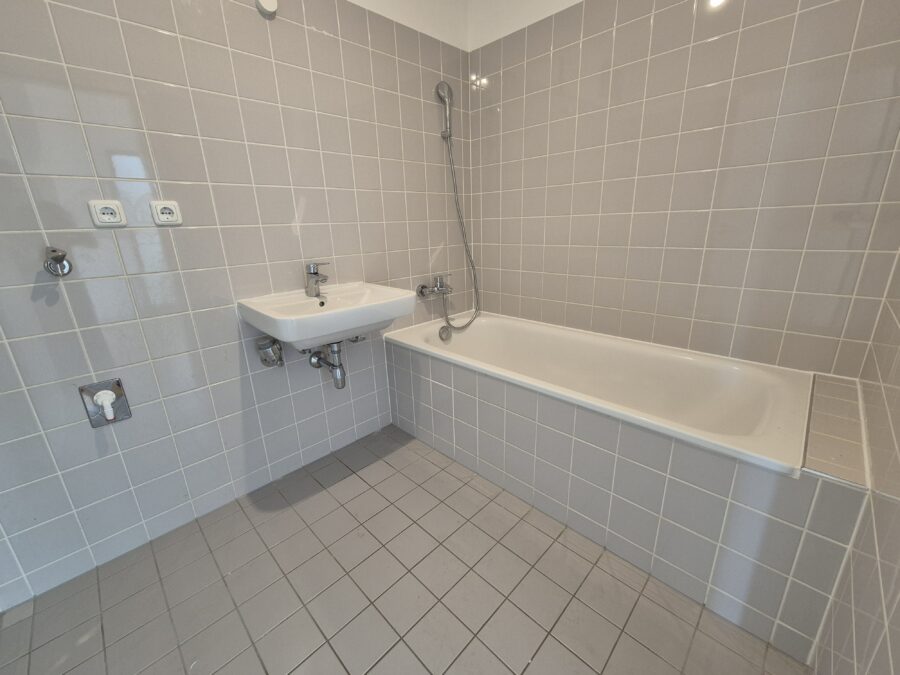 3-Raum-Wohnung im obersten Geschoß mit gemütlicher Loggia (Linz / Pichling) - 20260915_Bad