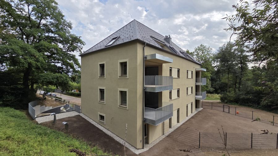 Ruhiges Wohnen ganz oben – Neubau im Grünen mit besonderem Dachgeschoss-Charakter (Top 6) - Jetzt kaufen und Tischlerküche geschenkt erhalten! - GWG_Am_alten_Feldweg_Seitenansicht